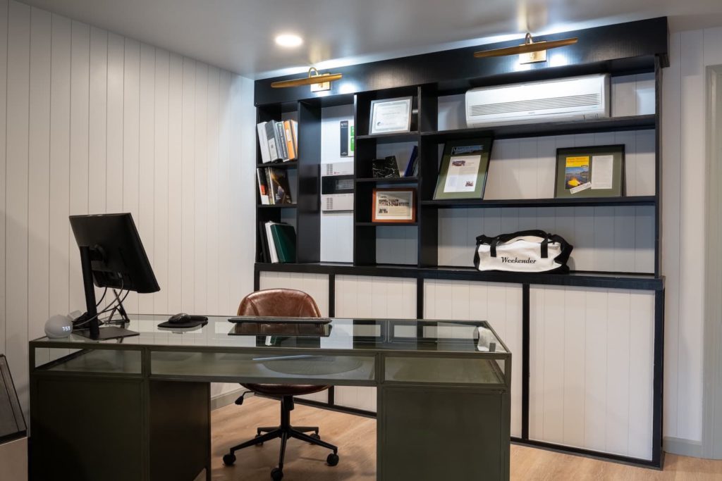 005 web riverhouse reception desk