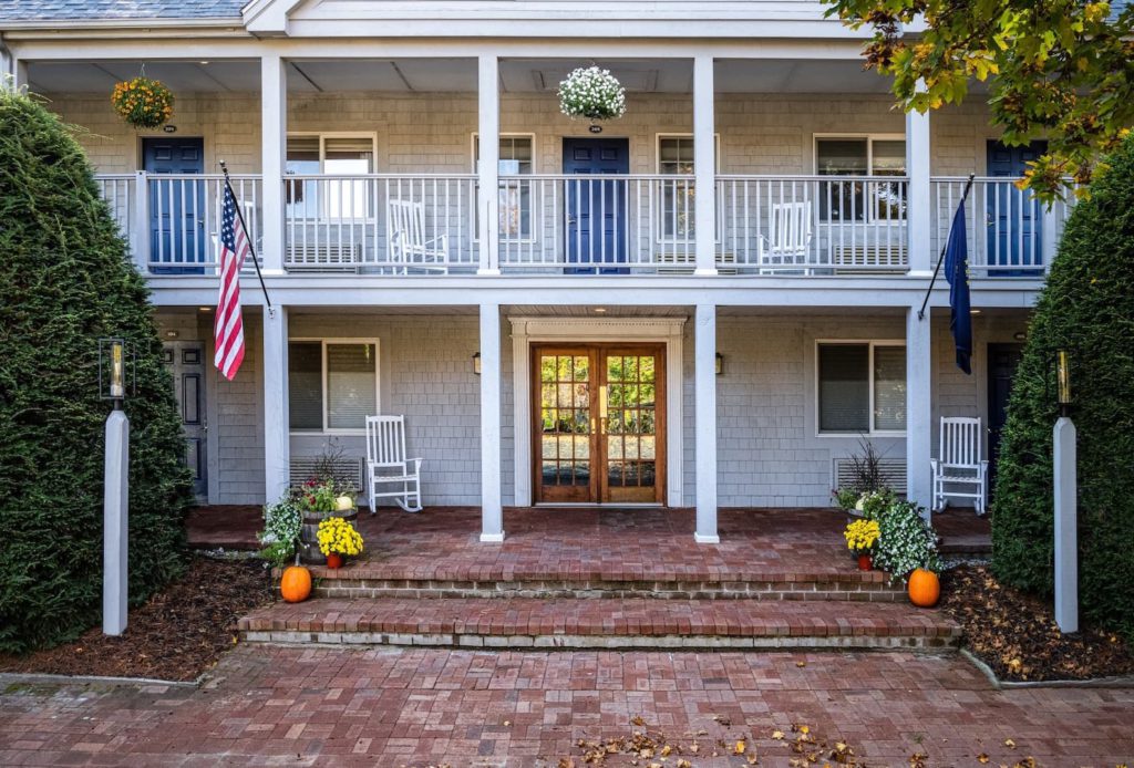 017 web riverhouse exterior entrance